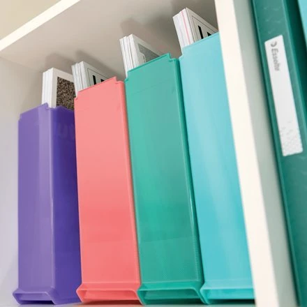 Spalvoti Esselte dokumentų dėkliukai lentynoje
