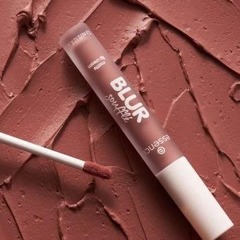 „Essence Cosmetics“ lūpų blizgiklis „Blur Soufflé Labial Mate Cremoso 02-Spice“ – 6 ml