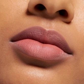 „Essence Cosmetics“ lūpų blizgiklis „Blur Soufflé Labial Mate Cremoso 02-Spice“ – 6 ml