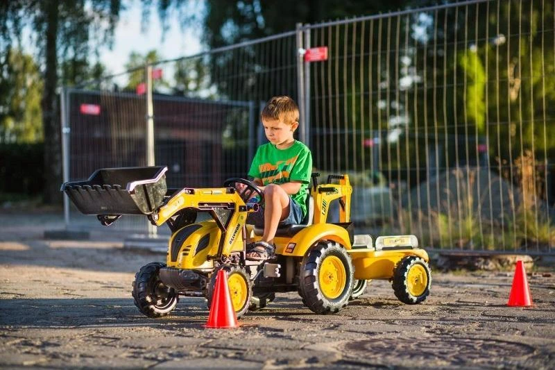 Pedalinis traktorius–ekskavatorius FALK KOMATSU su kaušu ir priekaba