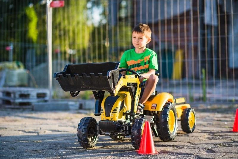 Pedalinis traktorius–ekskavatorius FALK KOMATSU su kaušu ir priekaba