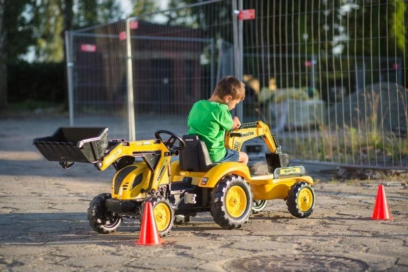 Pedalinis traktorius–ekskavatorius FALK KOMATSU su kaušu ir priekaba