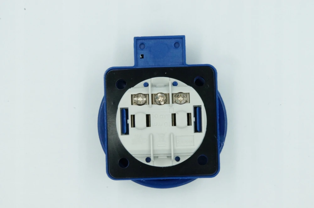 FAMATEL 1 fazės 16A 3P 230V IP67 13960F skydo lizdas