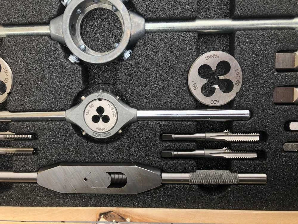 Carruzzo Rinkinys NARZEDZI DO GWINTOWANIA M3-M24 HSS CZD-85