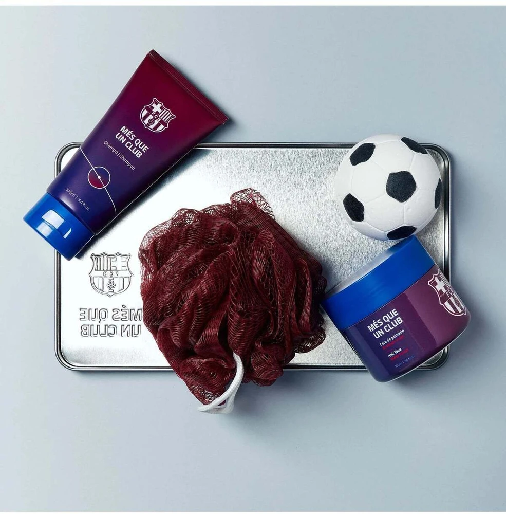 FC Barcelona rinkinys: FC Barcelona kūno kempinė + FC Barcelona plaukų modeliavimo vaškas, 100 g + FC Barcelona vonios bomba + FC Barcelona dušo želė, 100 ml + FC Barcelona metalinis laikiklis