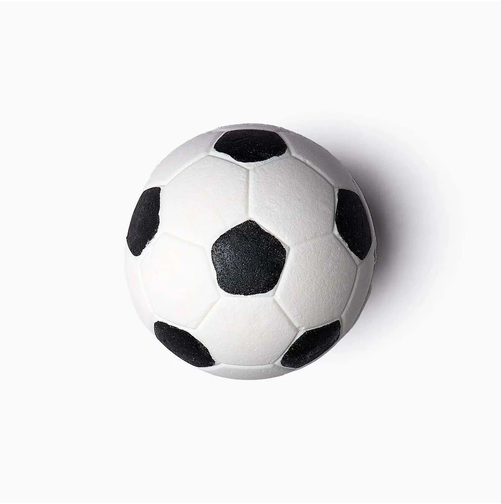 FC Barcelona rinkinys: FC Barcelona kūno kempinė + FC Barcelona plaukų modeliavimo vaškas, 100 g + FC Barcelona vonios bomba + FC Barcelona dušo želė, 100 ml + FC Barcelona metalinis laikiklis