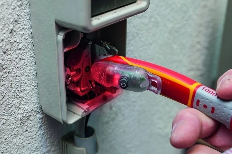 Felo VDE įrankių rinkinys: 180 mm kombinuotos replės, 160 mm šoniniai kirpimo antgaliai, 170 mm telefono replės