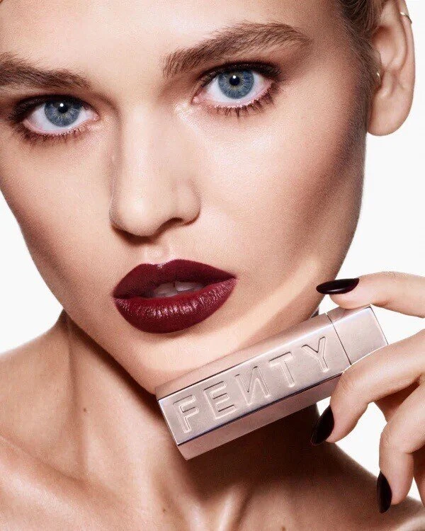 „Fenty Beauty Icon Semi Matte Kreminis“ lūpų dažai, 09 „She A Ceo“ papildymas, 3,8 g