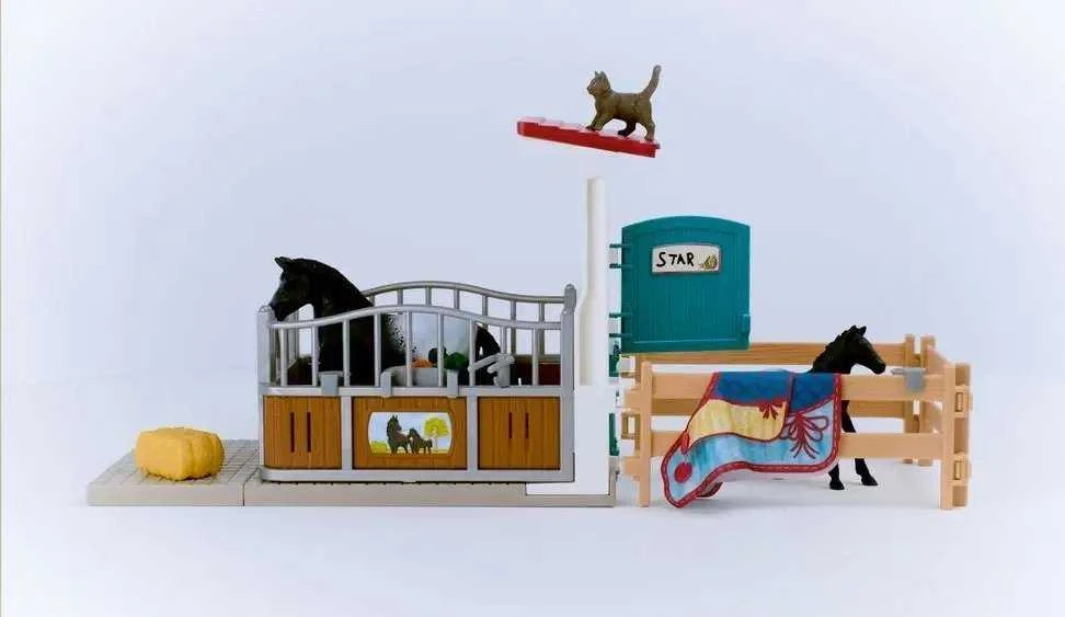 SCHLEICH HORSE CLUB Žirgų aptvaras su kumele ir kumeliuku