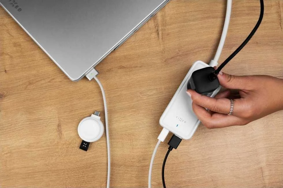 Fixed Fiksuoto įkrovimo maitinimo adapteris su 2x USB-C ir 2x USB, GaN III, 1,5 m, PD 65 W | FIXCS65-1.5-WH