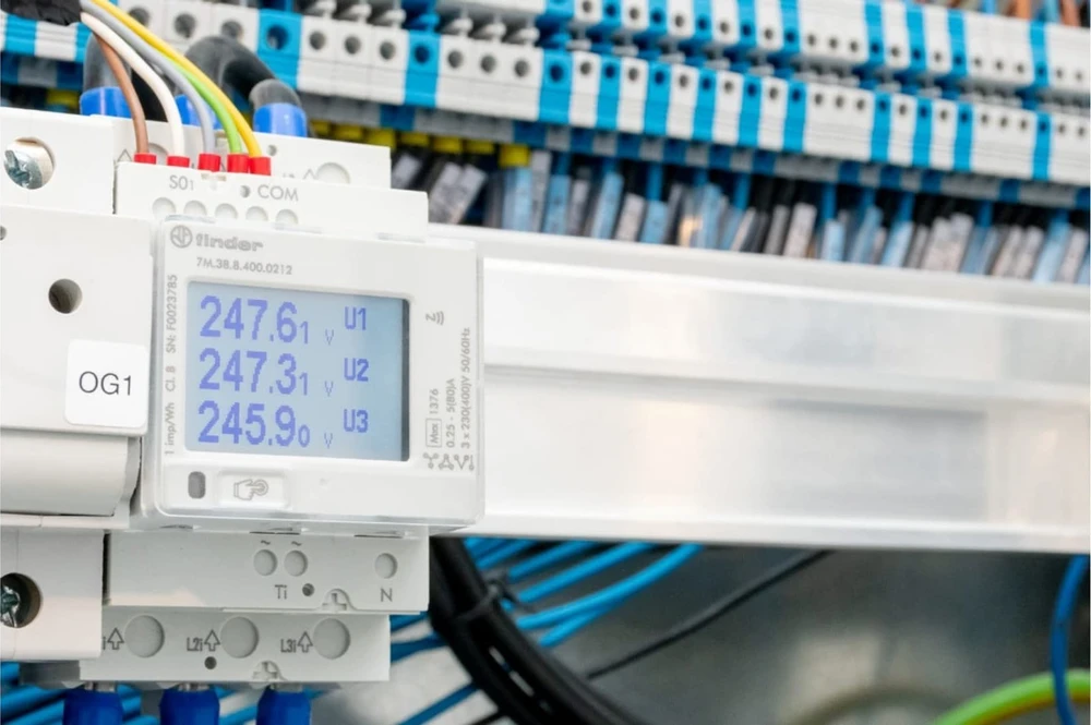 Finder Dvikryptis trifazis energijos matuoklis MID 80A Modbus RS485 NFC Daugiafunkcis 7M.38.8.400.0212