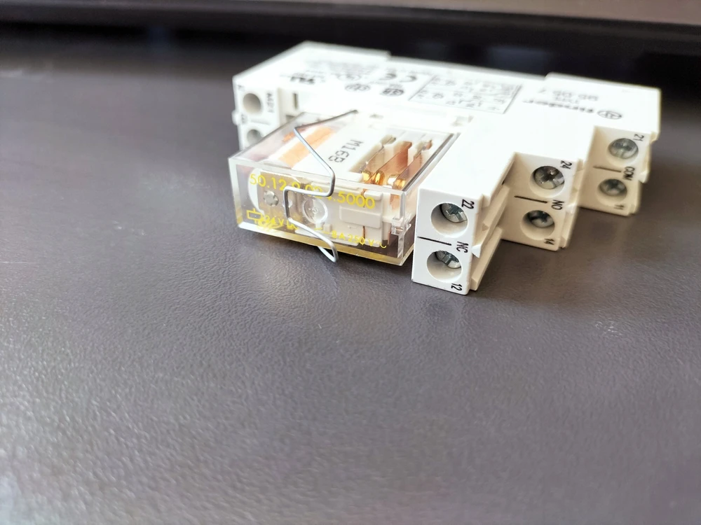 Finder Relės sujungimo modulis 2P 8A 24V DC 15,8mm saugos relė EN 50205 B TIPAS 48.12.9.024.5007SMA