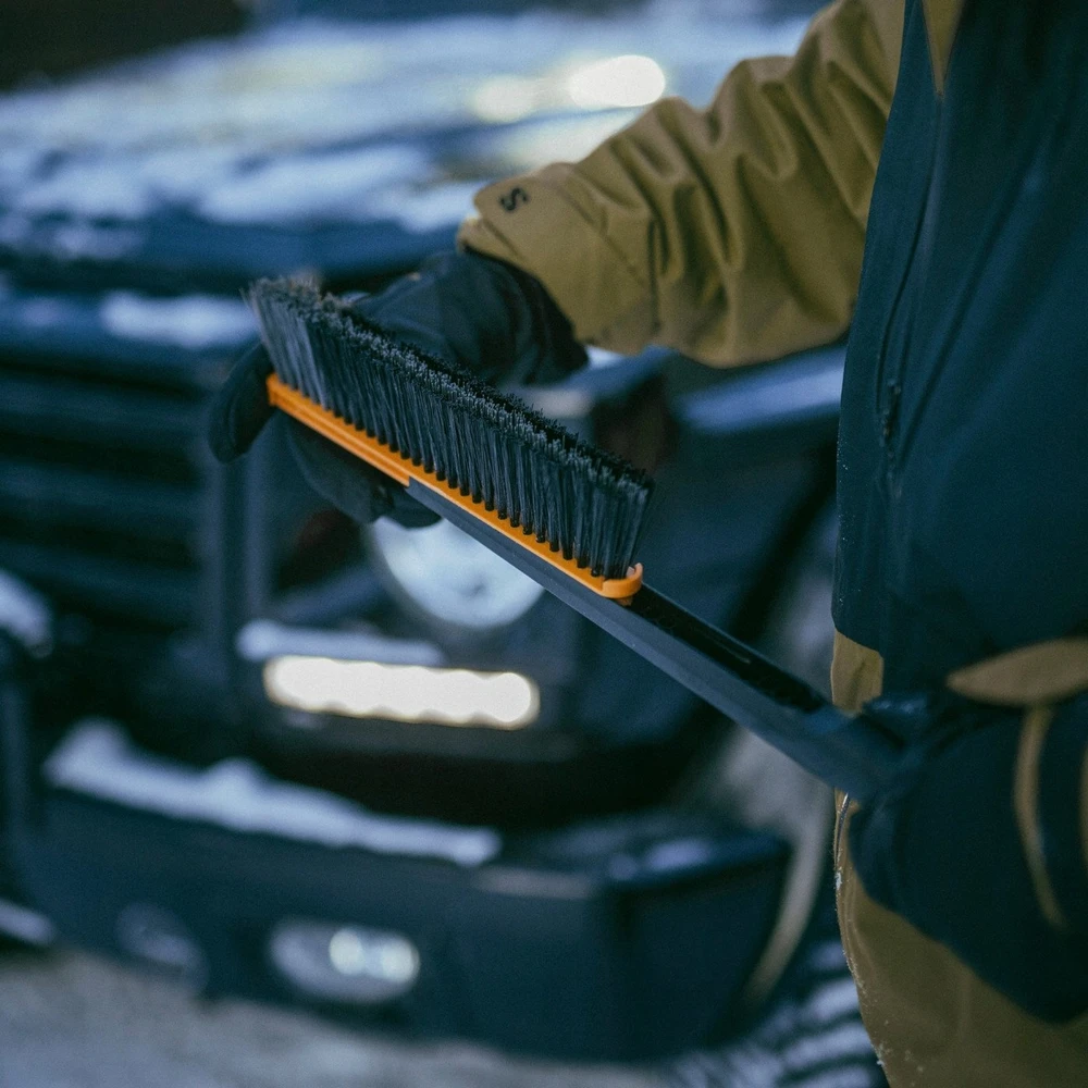 Teleskopinis automobilinis pasukamas sniego šepetys su grandikliu Fiskars X-series
