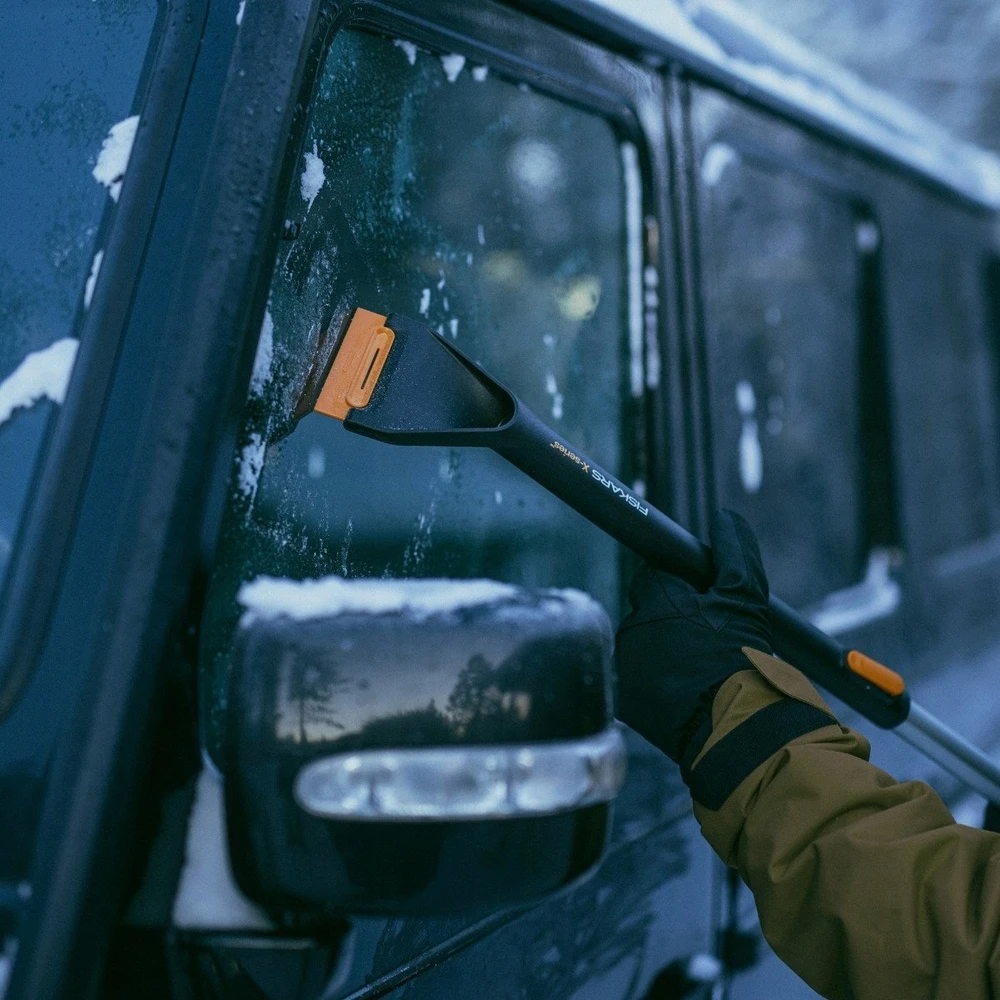 Teleskopinis automobilinis pasukamas sniego šepetys su grandikliu Fiskars X-series