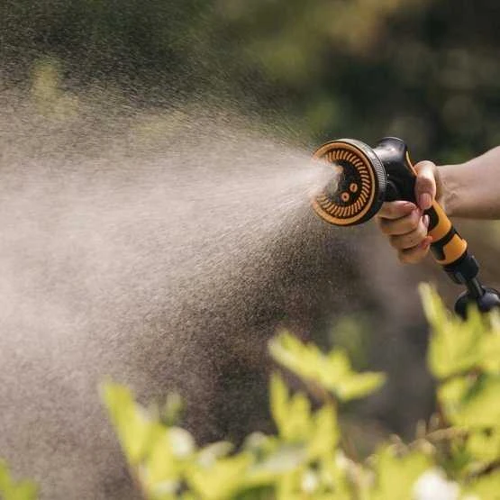 Fiskars „Comfort“ daugiafunkcis laistymo pistoletas, su valdymu priekyje