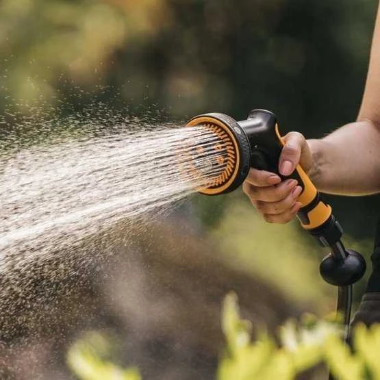 Fiskars „Comfort“ daugiafunkcis laistymo pistoletas, su valdymu priekyje