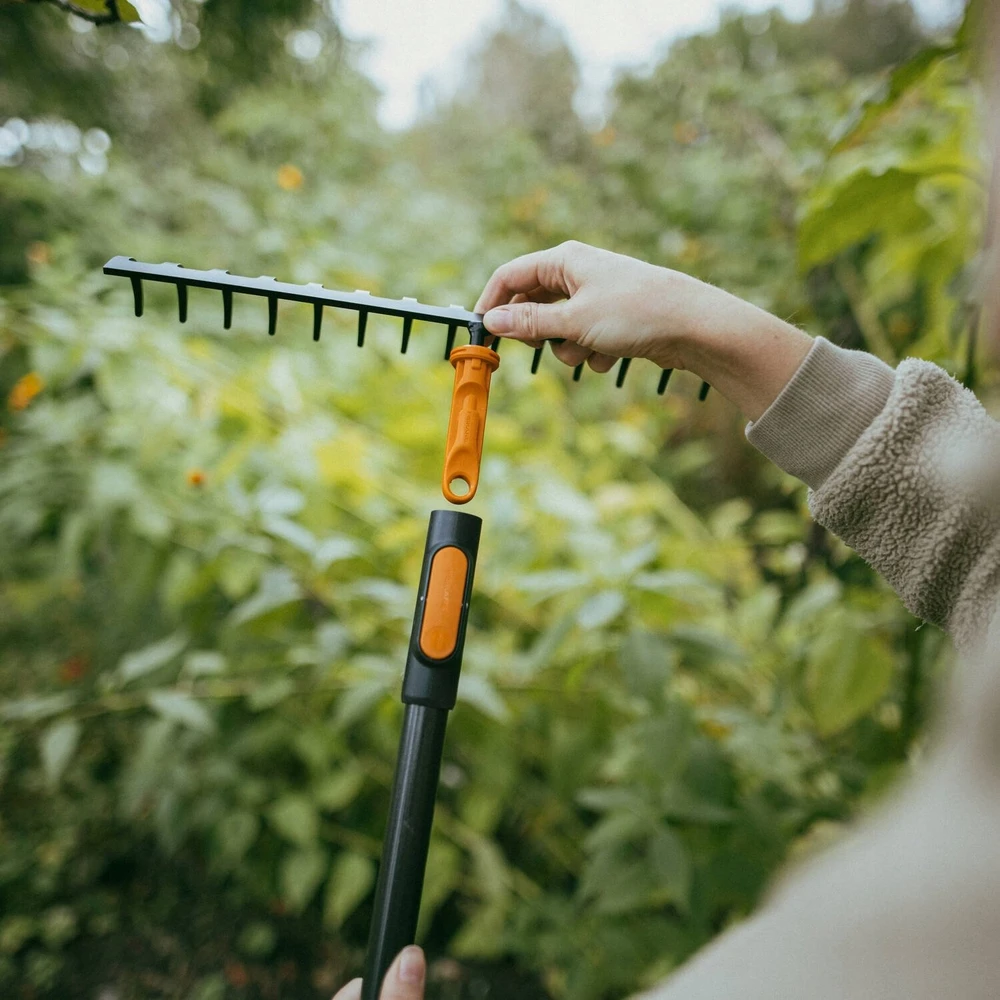 FISKARS GRĖBLYS DIRVAI 14 DANTŲ, METALINIS, GALVUTĖ ONECLICK SISTEMAI