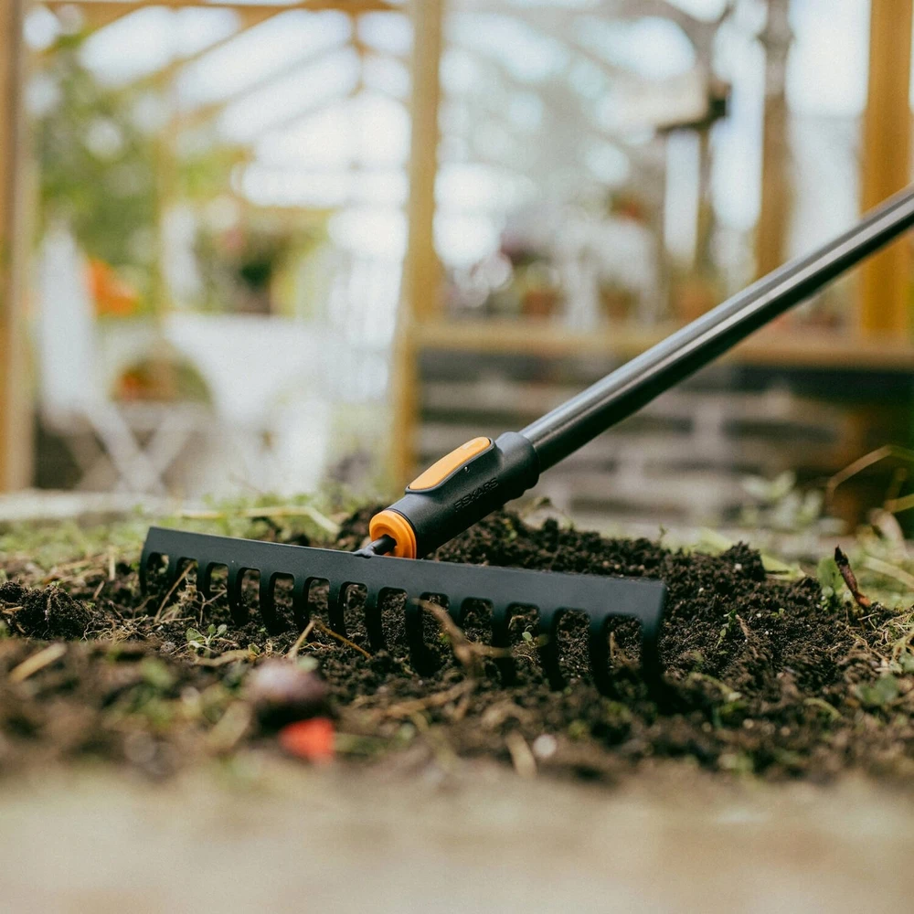 FISKARS GRĖBLYS DIRVAI 14 DANTŲ, METALINIS, GALVUTĖ ONECLICK SISTEMAI