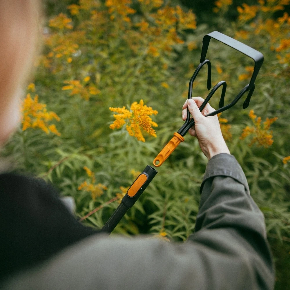 Fiskars Kultywator Trijų dantų kultivatorius su kauptuku, metalinis, 184 mm plotis, „OneClick“