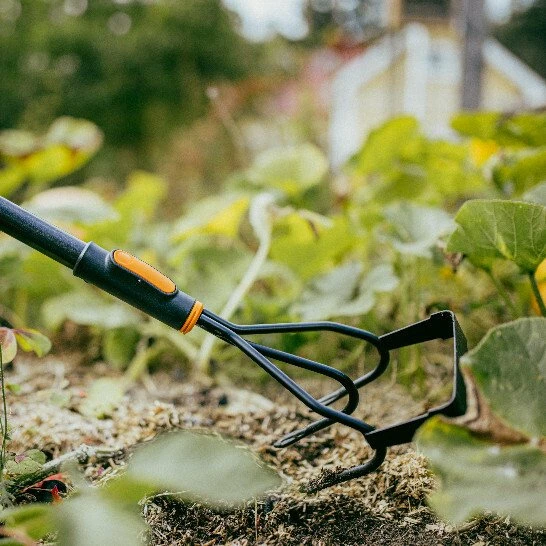 Fiskars Kultywator Trijų dantų kultivatorius su kauptuku, metalinis, 184 mm plotis, „OneClick“
