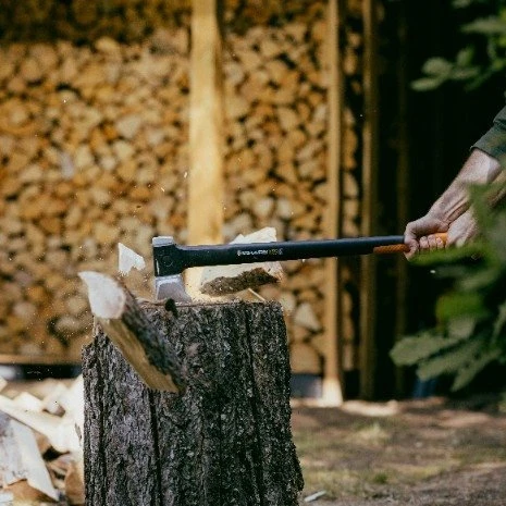 FISKARS SKALDOMASIS KIRVIS X32 X-SERIES AŠMENYS L + SULANKSTOMAS PJŪKLAS