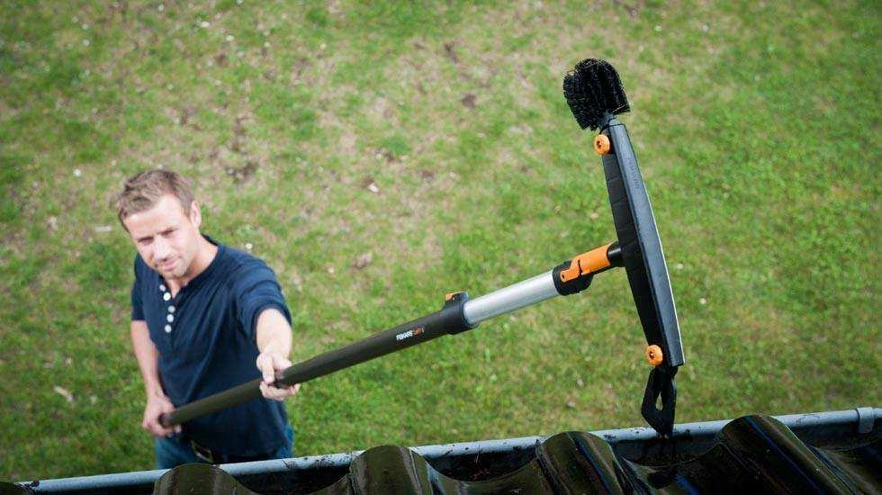 Fiskars QuikFit latakų valytuvas su teleskopiniu kotu