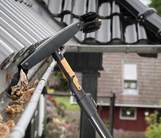 Fiskars QuikFit latakų valytuvas su teleskopiniu kotu