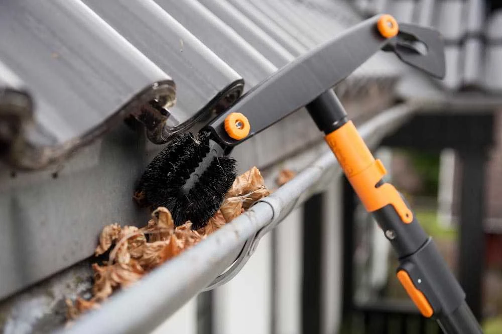 Fiskars QuikFit latakų valytuvas su teleskopiniu kotu