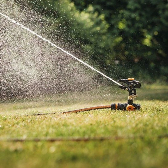 Fiskars On/Off Pulsating Sprinkler - Tripod base