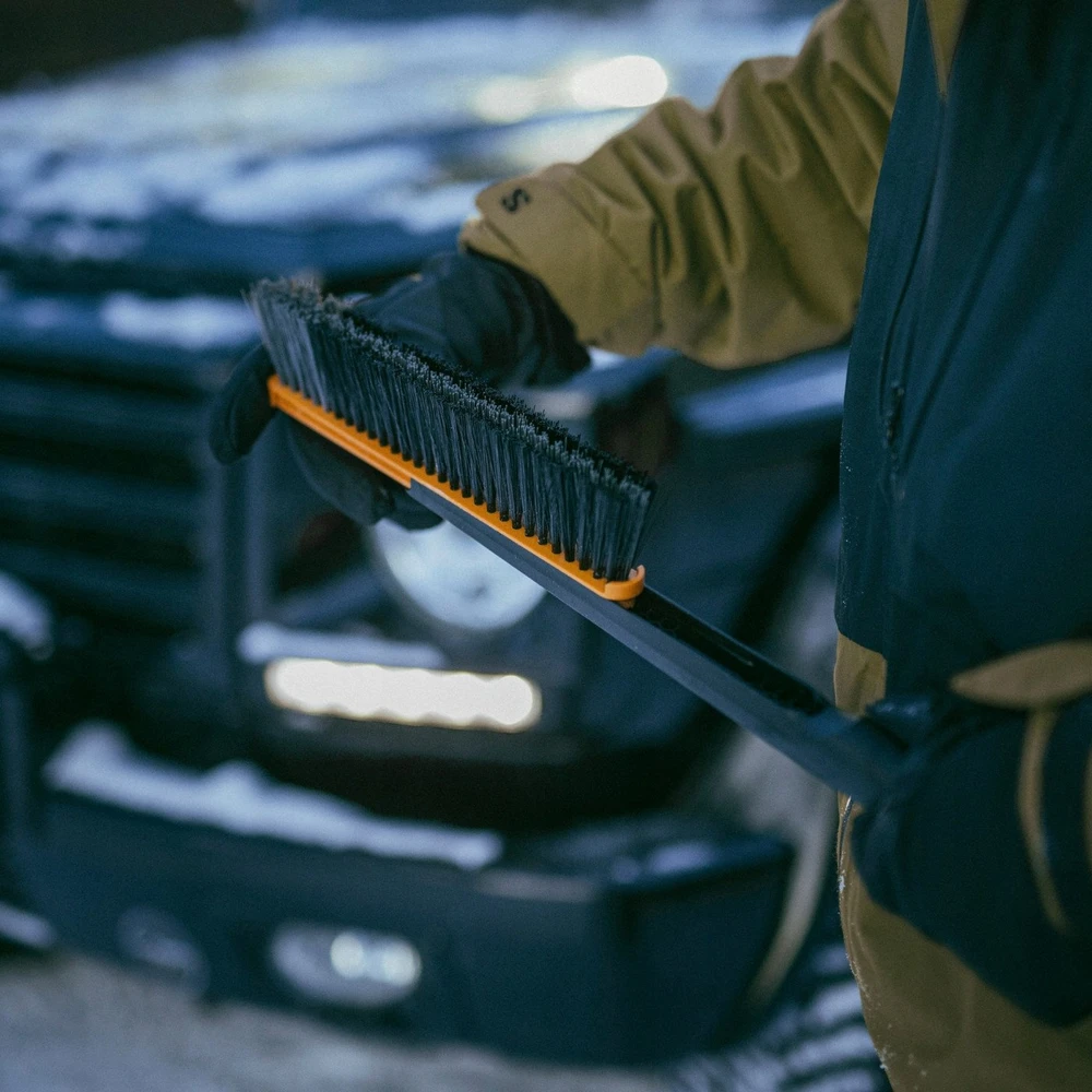 FISKARS X-SERIES TELESKOPINIS SNIEGO VALYMO ŠEPETYS IR GRANDIKLIS