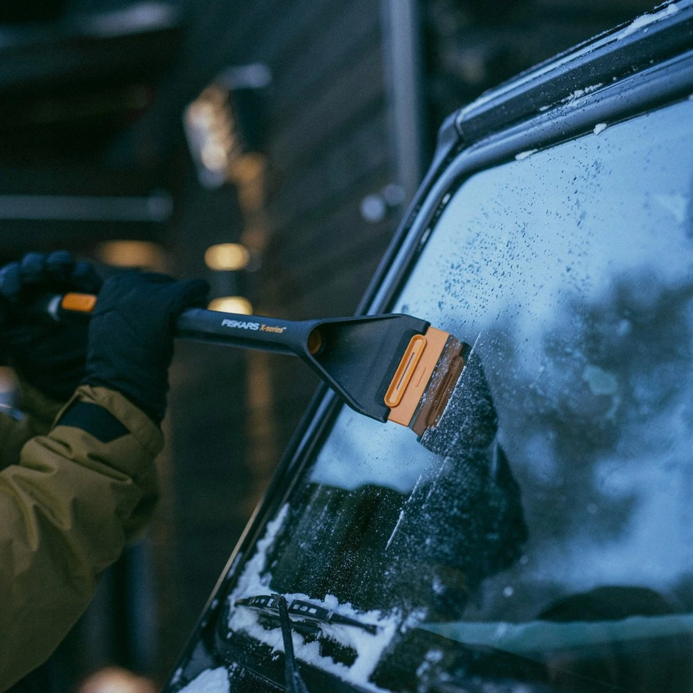 FISKARS X-SERIES TELESKOPINIS SNIEGO VALYMO ŠEPETYS IR GRANDIKLIS