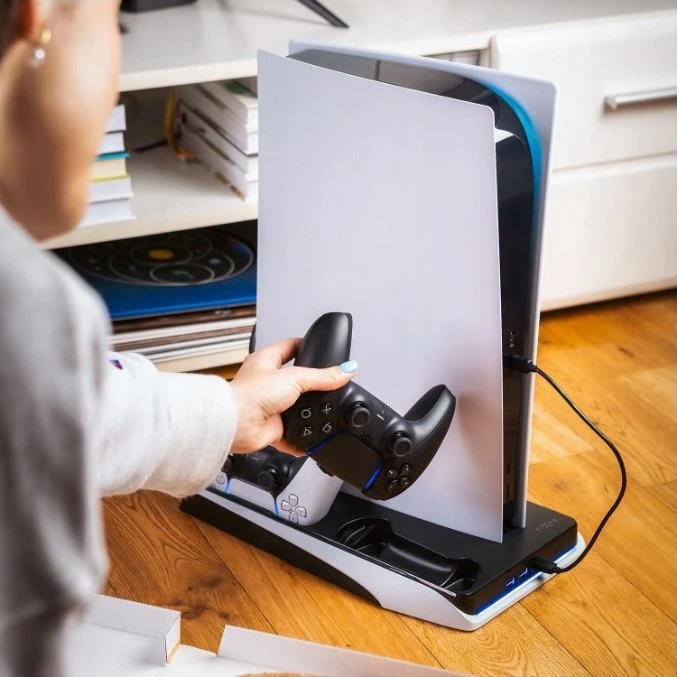 Fixed Pataisyta daugiafunkcinė stotis, skirta PlayStation 5 su aušinimo ir įkrovimo dviem DualSense valdikliais | FIXPS5-MCS-BW