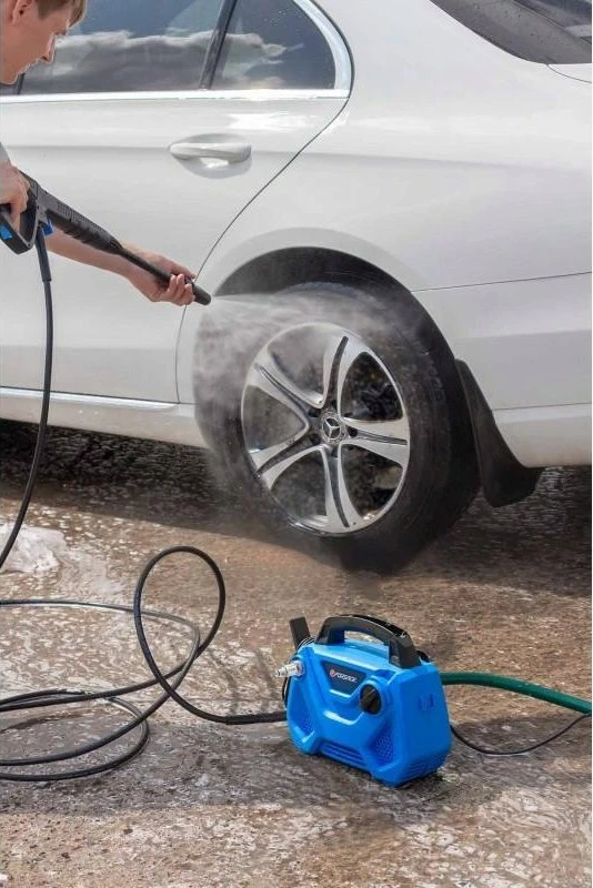 Forsage plovimo įrenginys plaunantis automobilio ratą