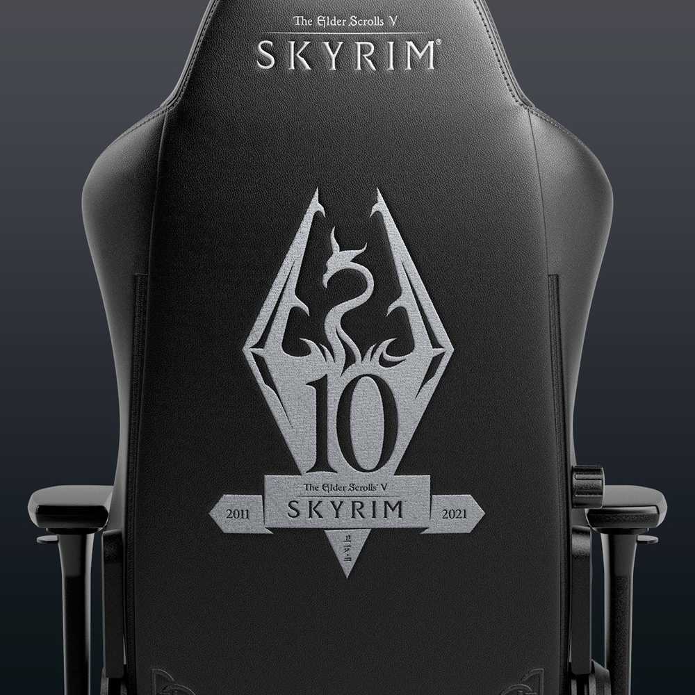 „noblechairs HERO“ žaidimų stalas – „The Elder Scrolls V: Skyrim“ 10-ojo jubiliejaus leidimas