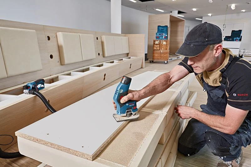 Bosch Akumuliatorinė rankinė freza GKF 12V-8, 2x3.0Ah, ACC