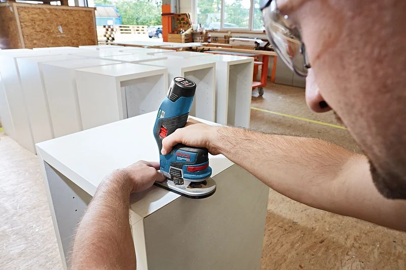 Bosch Akumuliatorinė rankinė freza GKF 12V-8, 2x3.0Ah, ACC