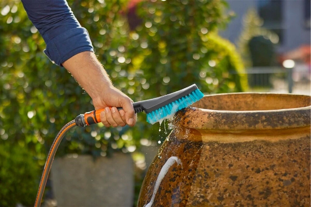Gardena "Cleansystem" rankinis šepetys "Hard" S, su vandens jungtimi, skirtas mažesniems paviršiams