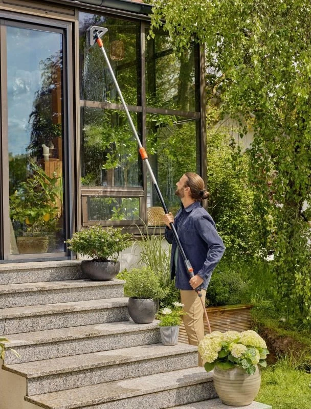 Gardena "Cleansystem" teleskopinė rankena M - XL, prijungiama prie vandens tiekimo, skirta sunkiai pasiekiamoms vietoms