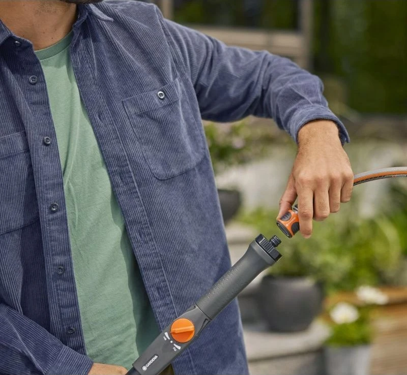 Gardena "Cleansystem" teleskopinė rankena M - XL, prijungiama prie vandens tiekimo, skirta sunkiai pasiekiamoms vietoms