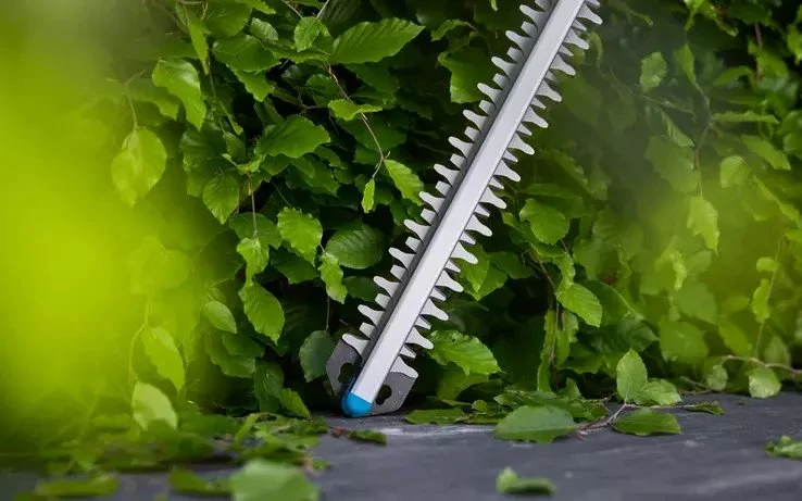 Gardena EasyCut 45/18V 14734-20 – komplekte yra: akumuliatorius ir kroviklis