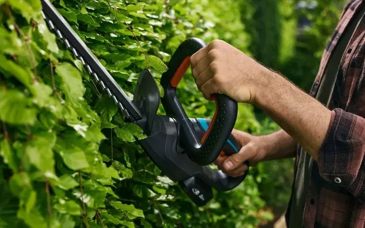 Gardena EasyCut 45/18V 14734-20 – komplekte yra: akumuliatorius ir kroviklis