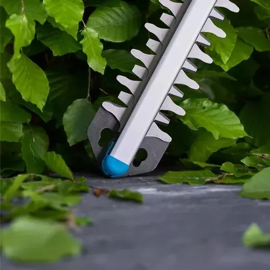 Gardena EasyCut 45/18V 14734-20 – komplekte yra: akumuliatorius ir kroviklis