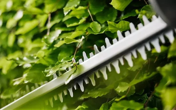 Gardena EasyCut 55/18V 14735-20 – komplekte yra: akumuliatorius ir kroviklis