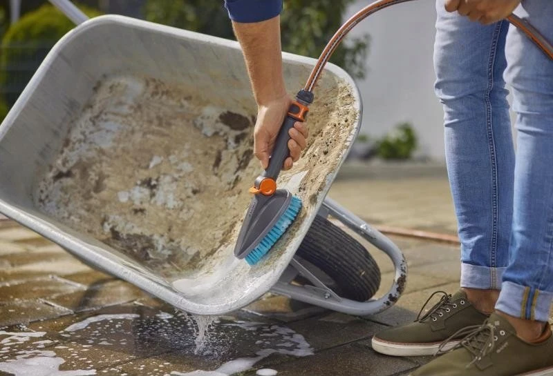Gardena "Cleansystem" rankinis hard šepetys "Hard" M, su vandens jungtimi, skirtas mažesniems paviršiams