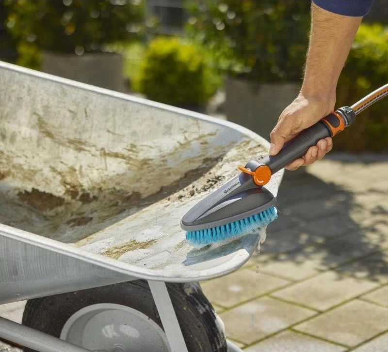 Gardena "Cleansystem" rankinis hard šepetys "Hard" M, su vandens jungtimi, skirtas mažesniems paviršiams