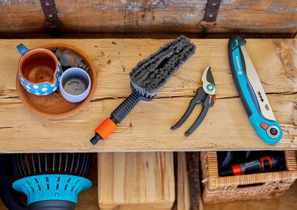 Gardena "Cleansystem" rankinis šepetys "Soft" M, su vandens jungtimis, skirtas mažesniems paviršiams