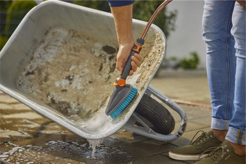 Gardena "Cleansystem" rankinis hard šepetys "Hard" M, su vandens jungtimi, skirtas mažesniems paviršiams
