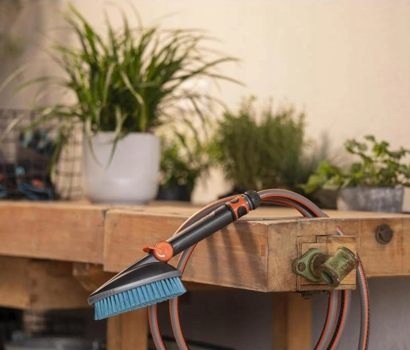 Gardena "Cleansystem" rankinis hard šepetys "Hard" M, su vandens jungtimi, skirtas mažesniems paviršiams