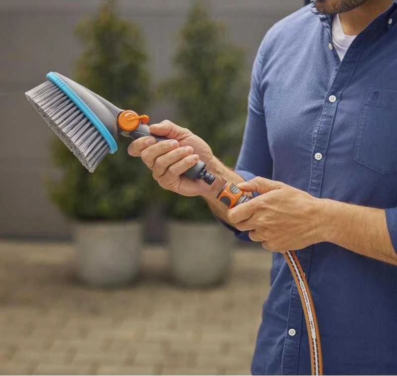 Gardena "Cleansystem" rankinis šepetys "Soft" M, su vandens jungtimis, skirtas mažesniems paviršiams