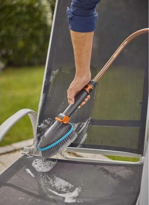 Gardena "Cleansystem" rankinis šepetys "Soft" M, su vandens jungtimis, skirtas mažesniems paviršiams